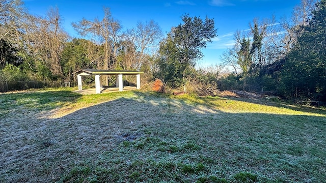 view of yard featuring a forest view