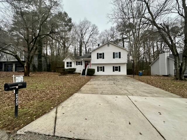 split level home with a front lawn