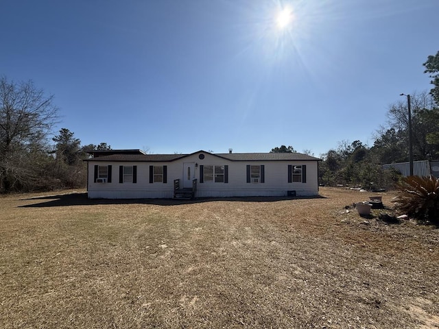 manufactured / mobile home featuring a front yard