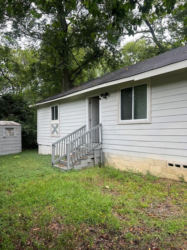 view of front of property featuring a front yard