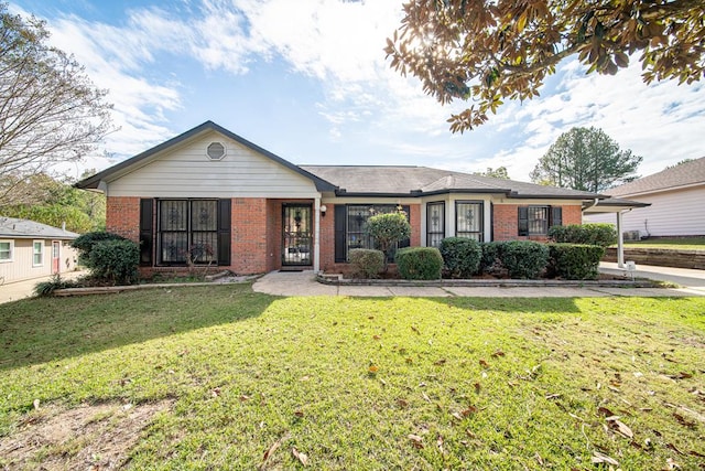 ranch-style house featuring a front lawn