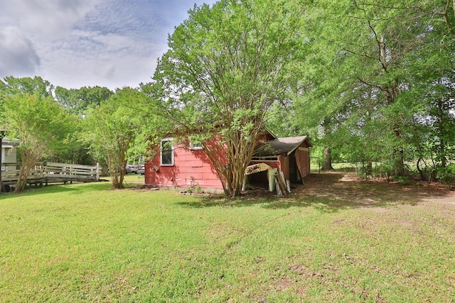 view of yard featuring an outdoor structure