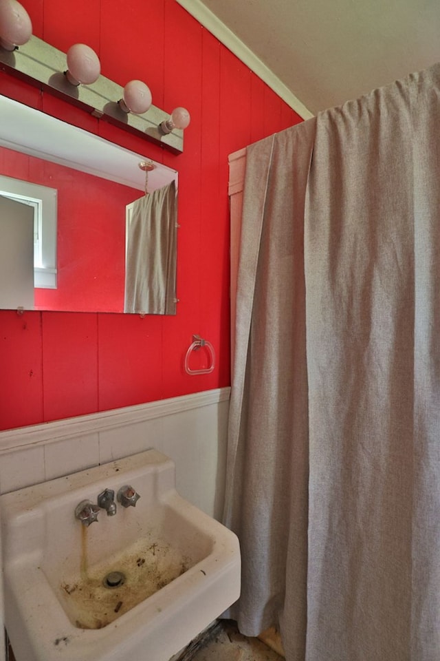 bathroom featuring a sink