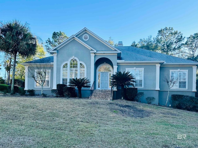 view of front of home featuring a front yard