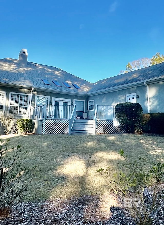 view of front facade featuring a front lawn