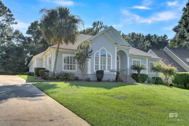 view of front facade featuring a front yard