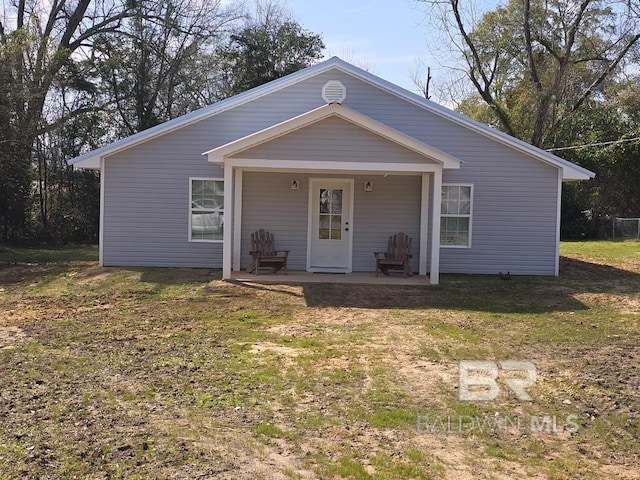 view of front of property with a front yard