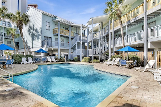 view of swimming pool