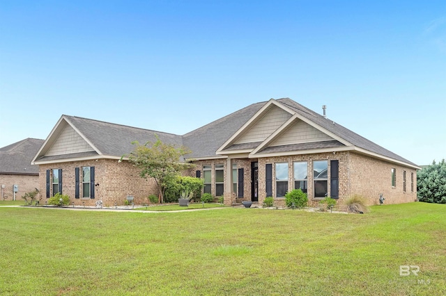 craftsman inspired home featuring a front yard