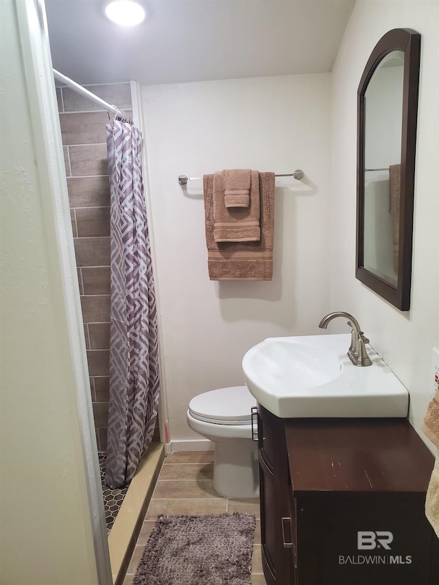 full bath featuring vanity, wood finished floors, toilet, and a shower with curtain