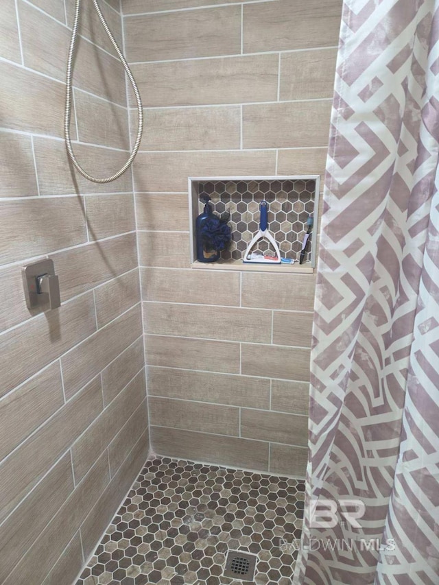 full bath with tiled shower