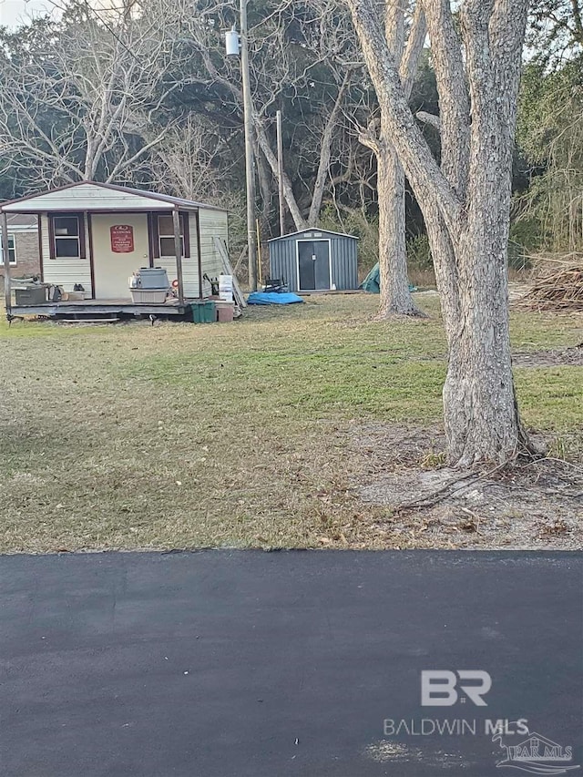 view of yard with an outdoor structure and a shed