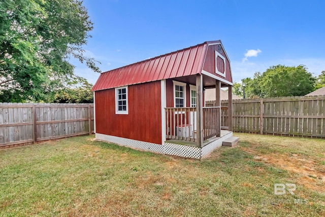 view of outdoor structure featuring an outdoor structure and a fenced backyard
