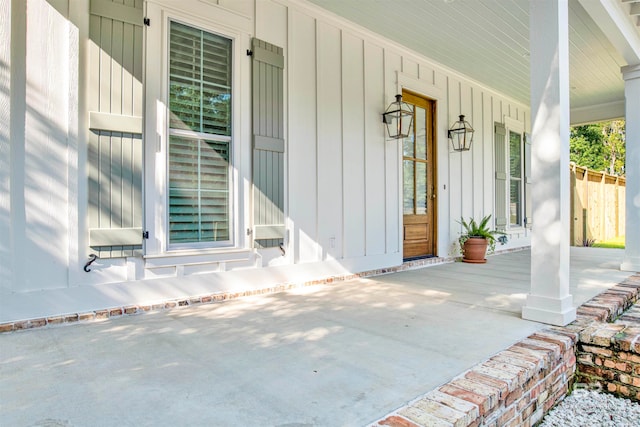 property entrance featuring a porch