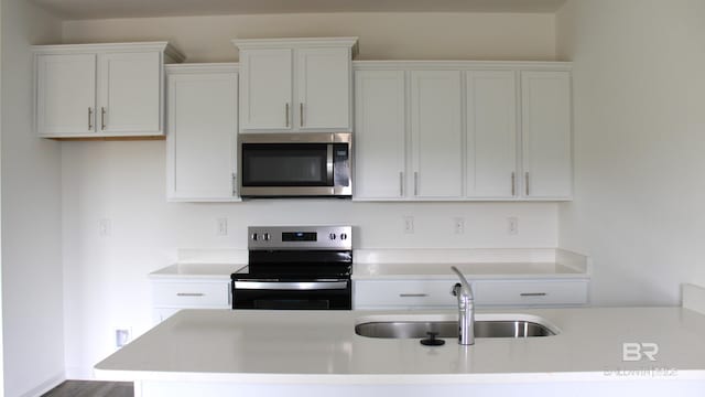 8992 Chabo Cir, Foley, AL 36535 - kitchen featuring appliances with stainless steel finishes, a sink, light countertops, and white cabinets