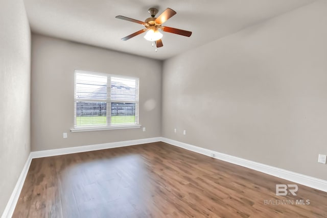 unfurnished room with dark wood-type flooring and ceiling fan