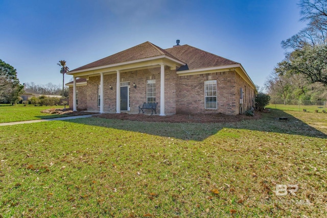 view of front of house featuring a front lawn