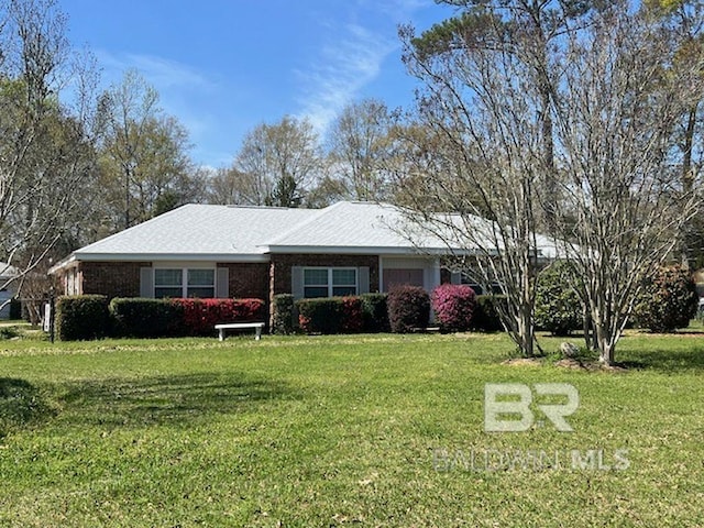 single story home with a front lawn