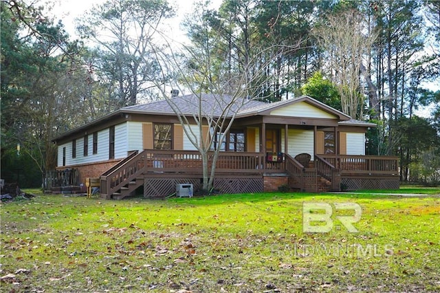 view of front of house featuring a front lawn