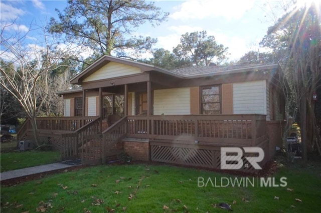 view of front facade with covered porch and a front lawn