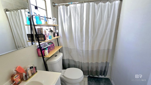 full bathroom featuring toilet and curtained shower