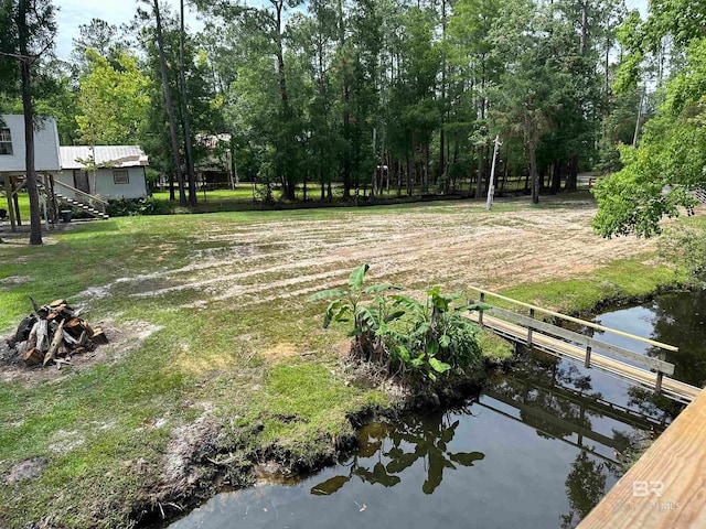 view of yard featuring a water view