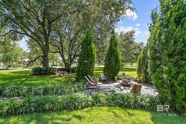 view of yard featuring a fire pit