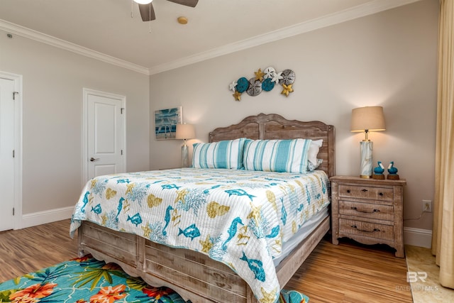 bedroom featuring light hardwood / wood-style floors, ceiling fan, and crown molding