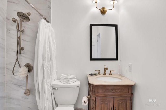 bathroom with a shower with shower curtain, vanity, and toilet