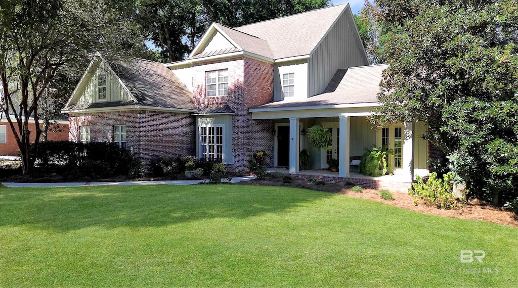 view of front of property with a front lawn