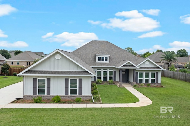 craftsman-style house featuring a front lawn