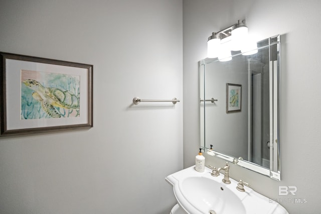 bathroom featuring sink