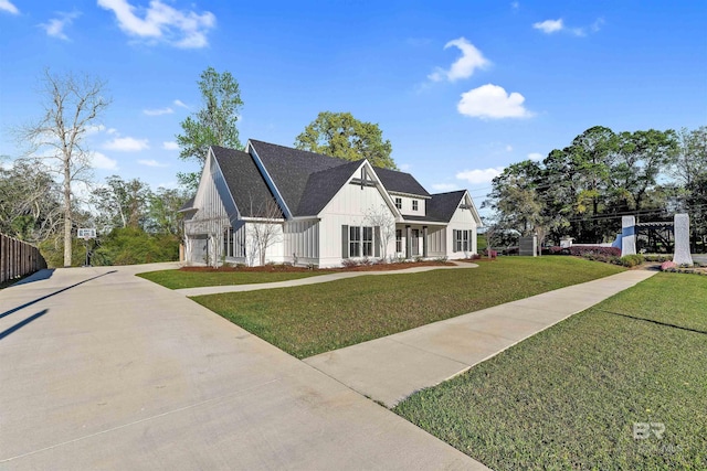 view of front of property featuring a front yard