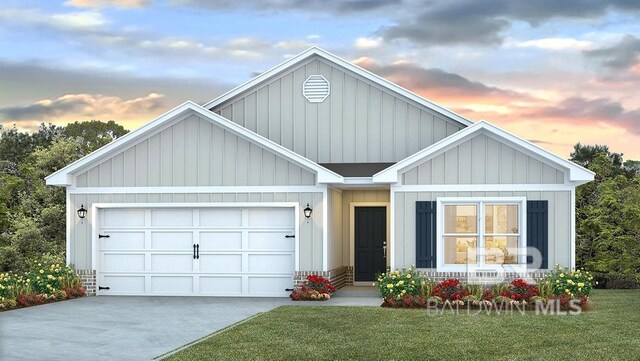 view of front facade with a garage and a yard