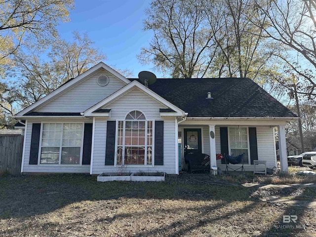 view of front of house with covered porch and a front lawn