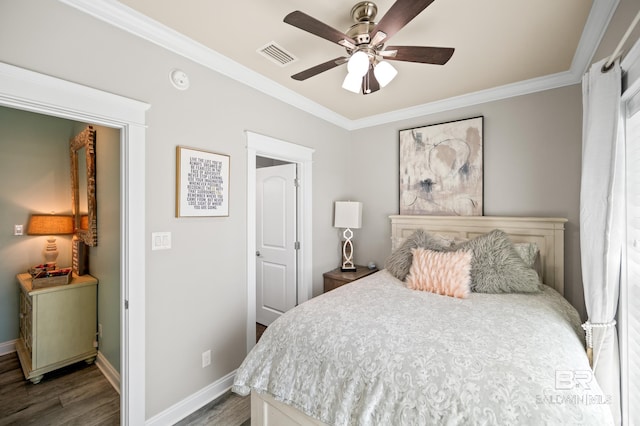 bedroom with hardwood / wood-style floors, ceiling fan, and crown molding