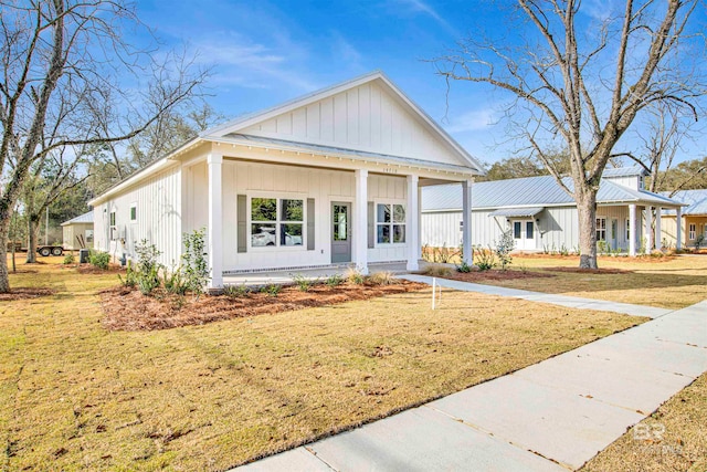 view of front of property featuring covered porch and a front yard