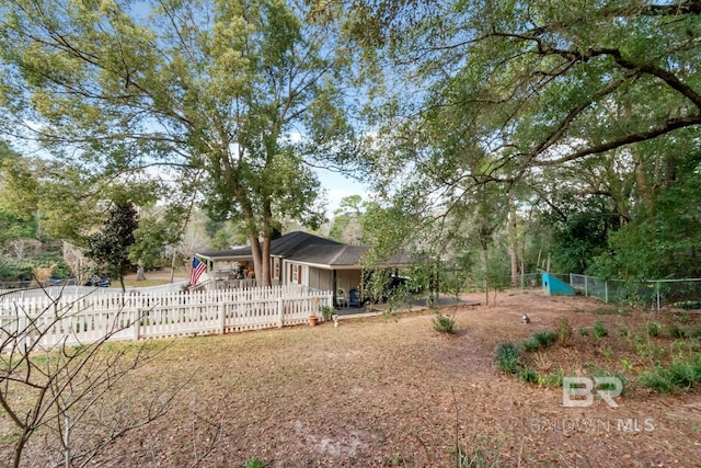 view of yard featuring a fenced front yard