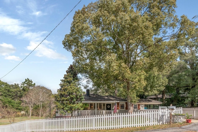 view of front facade featuring a fenced front yard