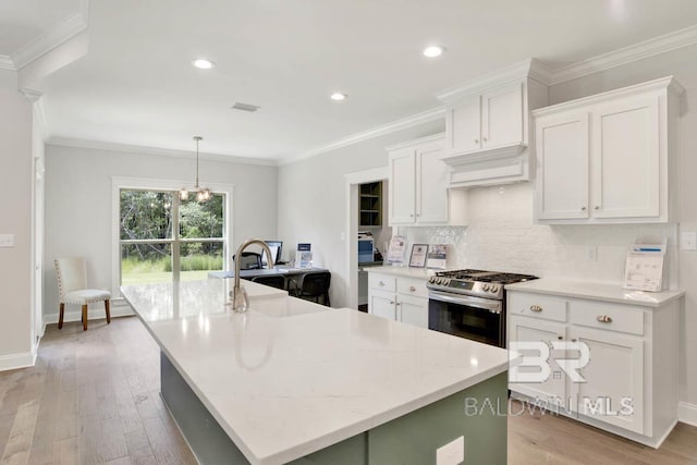 kitchen featuring a kitchen island with sink, sink, stainless steel range oven, white cabinets, and light hardwood / wood-style floors