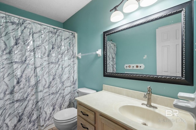 full bath with toilet, vanity, curtained shower, and a textured ceiling