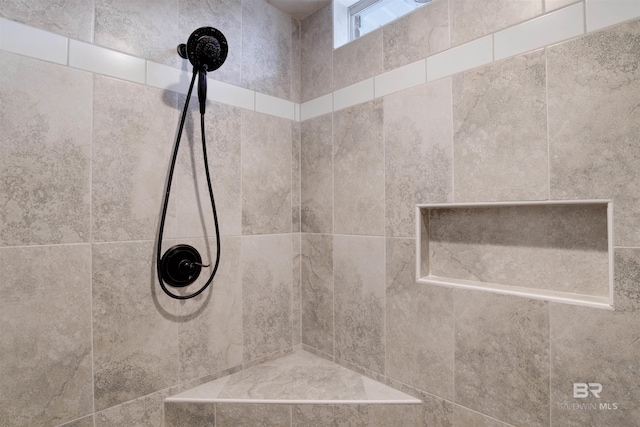 details featuring tiled shower