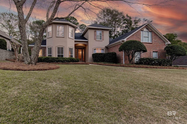 view of front property featuring a lawn