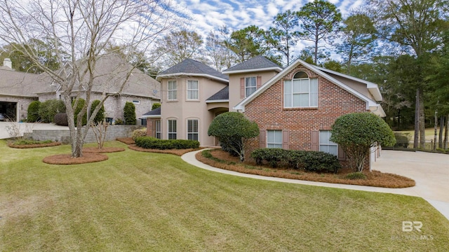 view of front of property featuring a front lawn