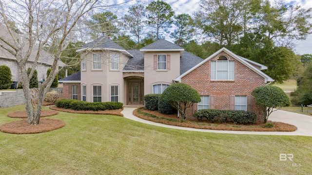 view of front of house featuring a front lawn