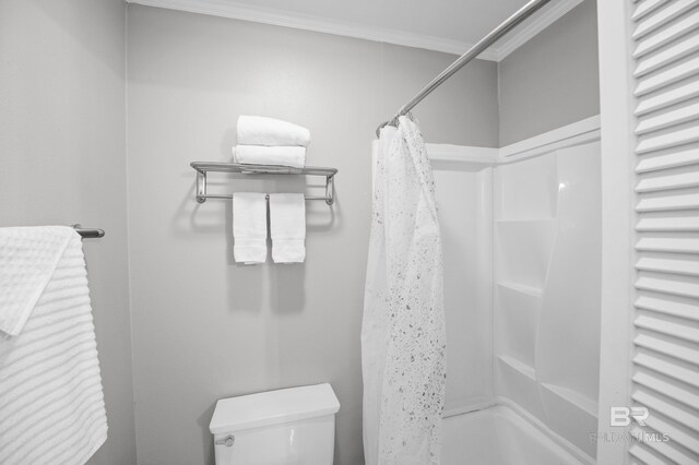 full bath featuring toilet, ornamental molding, and a shower with shower curtain