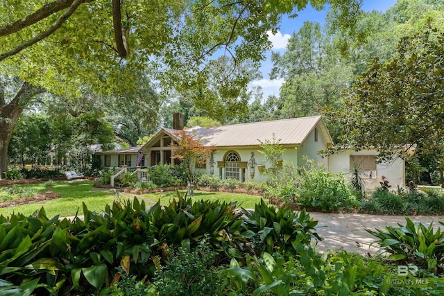 ranch-style house featuring a front yard