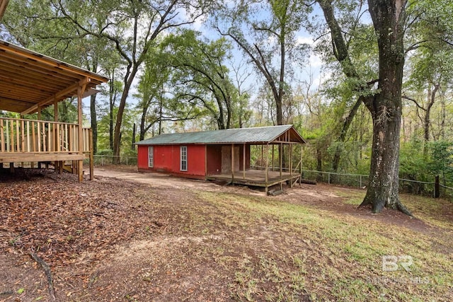 view of yard featuring an outdoor structure