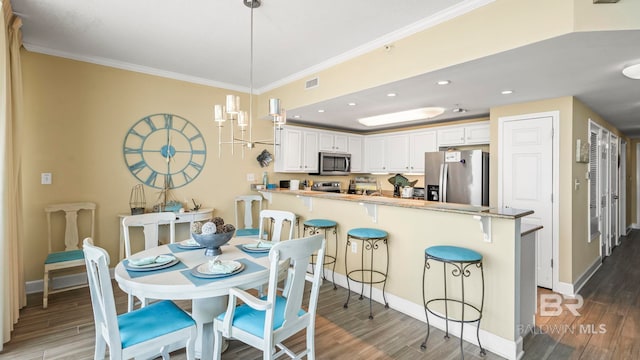 1524 W Beach Blvd Unit 603, Gulf Shores, AL 36542 - dining room featuring ornamental molding, wood finished floors, baseboards, and recessed lighting