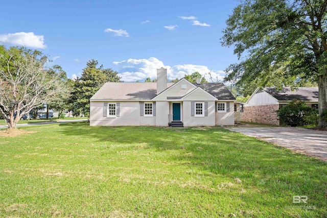 view of front facade featuring a front lawn